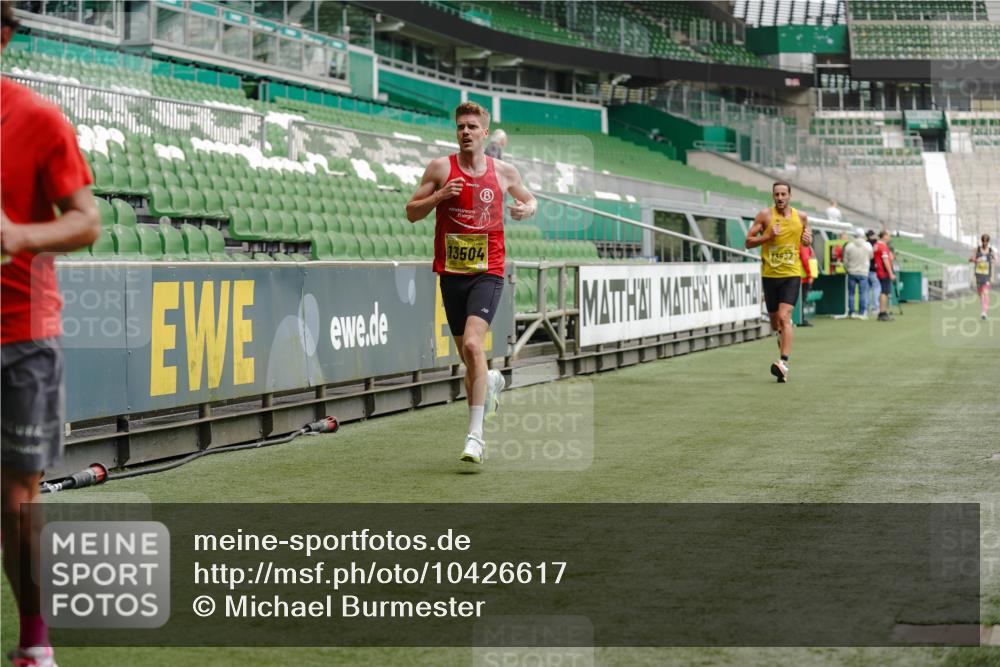 13.09.2026 - 21. swb-Marathon Bremen Michael Burmester http://msf.ph/oto/10426617 13.09.2026 10:17:06 Laufen im Stadion 10597, 12272, 12458, 13501, 13504, 13510, 13515, 13517, 13522, 13542, 13547, 13561, 13567, 13569, 13576, 13579, 13603, 13604, 13623, 13635 meine-sportfotos.de