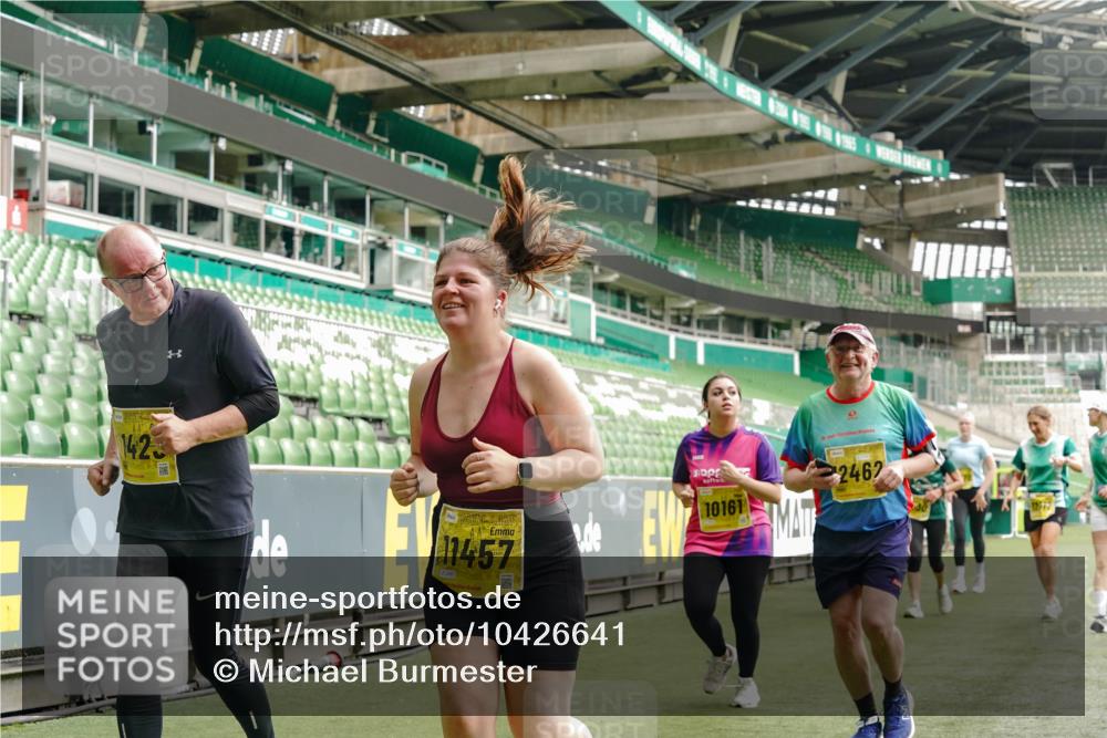 13.09.2026 - 21. swb-Marathon Bremen Michael Burmester http://msf.ph/oto/10426641 13.09.2026 10:49:53 Laufen im Stadion 10407, 10413, 10627, 10667, 10710, 10754, 11031, 11254, 11266, 11541, 11712, 11780, 11851, 11942, 11980, 12440, 12542, 10137, 10161, 10202, 10242, 10349, 10430, 10472, 10524, 10535, 10651, 10895, 10933, 10970, 11050, 11181, 11200, 11244, 11296, 11309, 11367, 11457, 11529, 11530, 11546, 11573, 11574, 11579, 11639, 11675, 11709, 11760, 11821, 12153, 12177, 12178 meine-sportfotos.de