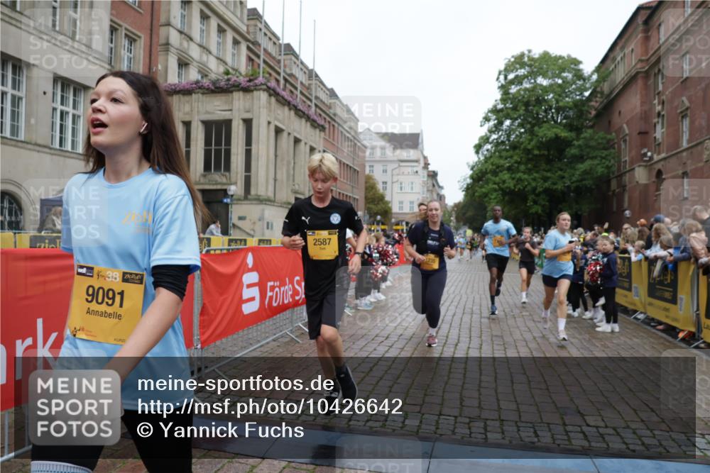 13.09.2026 - Kiel Lauf Yannick Fuchs http://msf.ph/oto/10426642 13.09.2026 09:47:15 Ziel 1235, 2587, 5167, 7461, 8524, 9091, 10076, 10224, 10555, 10742, 10744, 11862, 11964, 12635, 1402, 2527, 2718, 2759, 2779, 3808, 4087, 4238, 4906, 4940, 5217, 5351, 6048, 6074, 6207, 6638, 7190, 7213, 7446, 7731, 7921, 8409, 8887, 8994, 9141, 9385, 10009, 10301, 10322, 10731, 12622, 12725, 544, 591, 1324, 2870, 3192, 3629, 4480, 5517, 6072, 6575, 6639, 6696, 8231, 8503, 8540, 8777, 9634, 9936, 10789, 288, 3033, 3035, 4906, 6048, 10177 meine-sportfotos.de