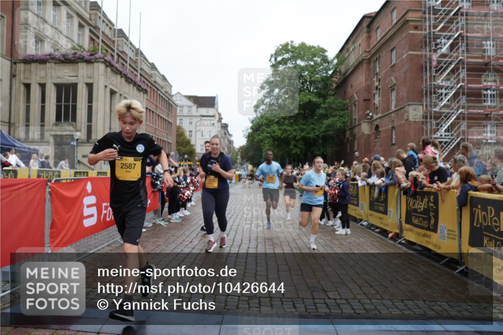13.09.2026 - Kiel Lauf Yannick Fuchs http://msf.ph/oto/10426644 13.09.2026 09:47:15 Ziel 1235, 2587, 5167, 7461, 8524, 9091, 10076, 10224, 10555, 10742, 10744, 11862, 11964, 12635, 1402, 2527, 2718, 2759, 2779, 3808, 4087, 4238, 4906, 4940, 5217, 5351, 6048, 6074, 6207, 6638, 7190, 7213, 7446, 7731, 7921, 8409, 8887, 8994, 9141, 9385, 10009, 10301, 10322, 10731, 12622, 12725, 544, 591, 1324, 2870, 3192, 3629, 4480, 5517, 6072, 6575, 6639, 6696, 8231, 8503, 8540, 8777, 9634, 9936, 10789, 288, 3033, 3035, 4906, 6048, 10177 meine-sportfotos.de