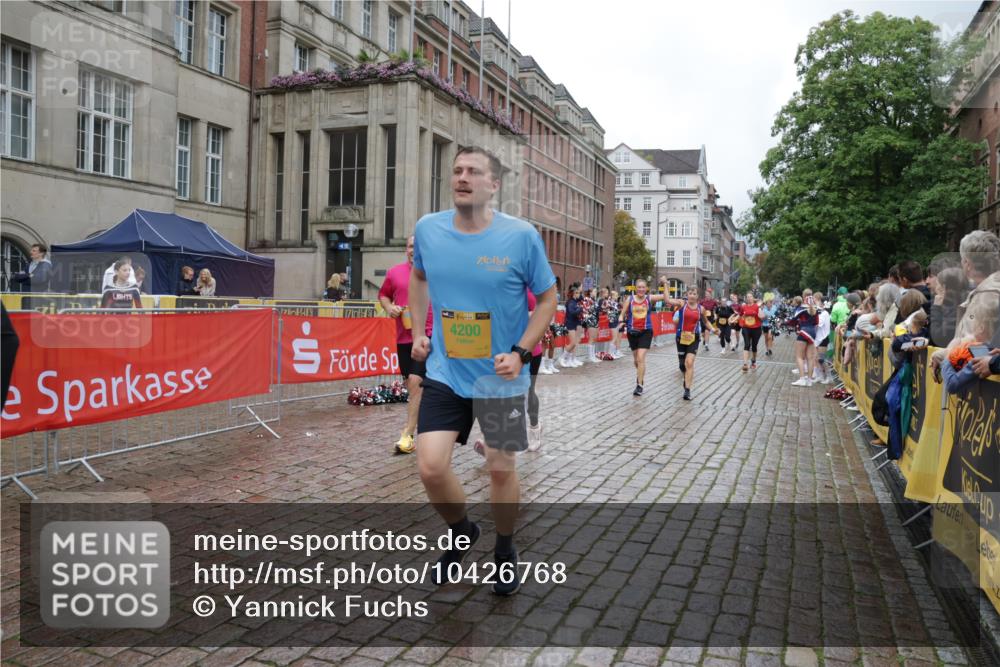 13.09.2026 - Kiel Lauf Yannick Fuchs http://msf.ph/oto/10426768 13.09.2026 11:05:09 Ziel 1186, 2142, 2308, 3159, 4262, 5002, 5021, 8124, 9330, 9605, 10003, 10138, 711, 1056, 1228, 1289, 1431, 1861, 2093, 2804, 4200, 4211, 4391, 4758, 4759, 5963, 6393, 6443, 6752, 8149, 8697, 8950, 8951, 9647, 9815, 9818, 10016, 10217, 10484, 10593, 10679, 11906, 11948, 12252, 12406, 12438, 12472, 1476, 1491, 2070, 3122, 3284, 3421, 6447, 7386, 7716, 7860, 8334, 8949, 10133, 11094, 11160, 11341, 567, 2298, 2758, 4200, 4758, 4759, 8950, 8951, 9667, 12826 meine-sportfotos.de