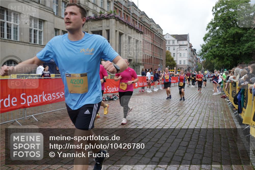 13.09.2026 - Kiel Lauf Yannick Fuchs http://msf.ph/oto/10426780 13.09.2026 11:05:09 Ziel 1186, 2142, 2308, 3159, 4262, 5002, 5021, 8124, 9330, 9605, 10003, 10138, 711, 1056, 1228, 1289, 1431, 1861, 2093, 2804, 4200, 4211, 4391, 4758, 4759, 5963, 6393, 6443, 6752, 8149, 8697, 8950, 8951, 9647, 9815, 9818, 10016, 10217, 10484, 10593, 10679, 11906, 11948, 12252, 12406, 12438, 12472, 1476, 1491, 2070, 3122, 3284, 3421, 6447, 7386, 7716, 7860, 8334, 8949, 10133, 11094, 11160, 11341, 567, 2298, 2758, 4200, 4758, 4759, 8950, 8951, 9667, 12826 meine-sportfotos.de