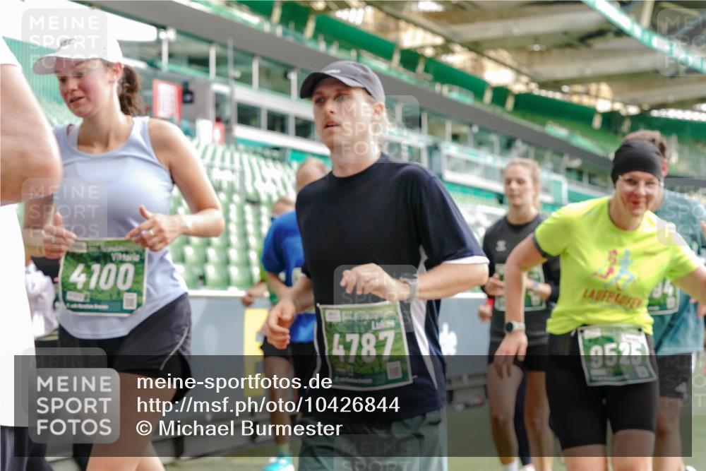 13.09.2026 - 21. swb-Marathon Bremen Michael Burmester http://msf.ph/oto/10426844 13.09.2026 13:25:22 Laufen im Stadion 213, 294, 505, 530, 543, 548, 645, 723, 739, 752, 815, 818, 966, 1273, 1283, 1410, 1443, 1459, 1463, 1471, 1487, 1491, 1504, 1515, 1530, 1561, 1618, 1744, 1828, 1830, 1944, 1953, 2058, 2059, 2095, 2211, 2252, 2267, 2271, 2298, 2308, 2312, 2323, 2354, 2382, 2384, 2465, 2483, 2497, 2506, 2554, 2571, 2591, 2644, 2656, 2675, 2752, 2762, 2776, 2833, 2878, 2896, 2970, 2981, 3005, 3062, 3097, 3142, 3172, 3211, 3259, 3298, 3306, 3312, 3329, 3381, 3390, 3433 meine-sportfotos.de