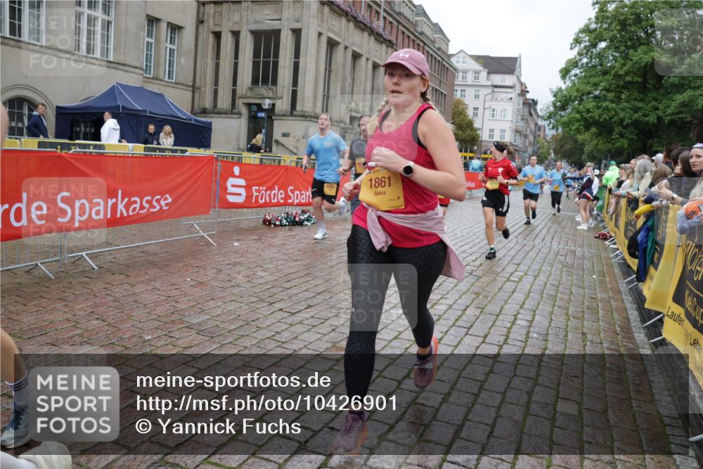 13.09.2026 - Kiel Lauf Yannick Fuchs http://msf.ph/oto/10426901 13.09.2026 11:05:28 Ziel 1476, 1491, 2070, 2365, 3122, 3284, 3421, 5888, 5909, 5954, 6447, 7386, 7716, 7899, 8334, 8949, 9589, 9747, 10133, 11160, 11341, 1186, 1861, 2093, 2142, 2308, 3159, 4262, 4391, 5002, 5021, 6393, 7860, 8124, 8149, 9330, 9605, 9647, 10003, 10138, 10484, 10679, 11094, 11948, 12406, 2959, 3352, 4058, 4148, 4153, 4764, 4979, 5526, 6162, 6668, 8323, 8498, 8879, 9279, 9480, 10386, 10557, 10599, 11049, 11618, 12012, 12233, 1056, 1861, 2804, 4211, 4391, 6393, 6443 meine-sportfotos.de