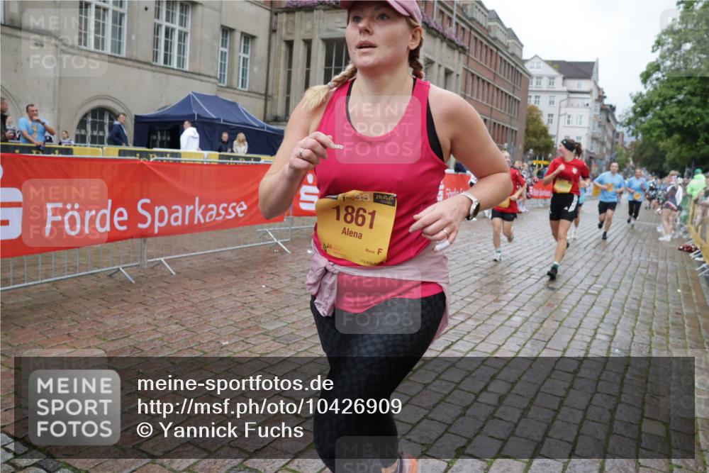13.09.2026 - Kiel Lauf Yannick Fuchs http://msf.ph/oto/10426909 13.09.2026 11:05:28 Ziel 1476, 1491, 2070, 2365, 3122, 3284, 3421, 5888, 5909, 5954, 6447, 7386, 7716, 7899, 8334, 8949, 9589, 9747, 10133, 11160, 11341, 1186, 1861, 2093, 2142, 2308, 3159, 4262, 4391, 5002, 5021, 6393, 7860, 8124, 8149, 9330, 9605, 9647, 10003, 10138, 10484, 10679, 11094, 11948, 12406, 2959, 3352, 4058, 4148, 4153, 4764, 4979, 5526, 6162, 6668, 8323, 8498, 8879, 9279, 9480, 10386, 10557, 10599, 11049, 11618, 12012, 12233, 1056, 1861, 2804, 4211, 4391, 6393, 6443 meine-sportfotos.de