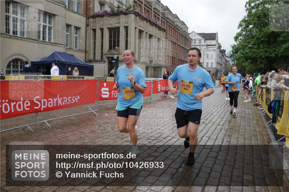 13.09.2026 - Kiel Lauf Yannick Fuchs http://msf.ph/oto/10426933 13.09.2026 11:05:31 Ziel 1491, 2365, 3122, 3352, 3421, 4979, 5888, 5909, 5954, 7899, 8334, 9480, 9589, 9747, 10133, 11160, 11618, 1186, 1476, 2070, 2093, 2142, 2308, 3159, 3284, 4262, 5002, 5021, 6393, 6447, 7386, 7716, 7860, 8124, 8149, 8949, 9330, 9605, 10003, 10138, 10679, 11094, 11341, 2959, 4058, 4148, 4153, 4764, 5526, 5925, 6162, 6668, 8323, 8498, 8879, 9279, 10386, 10557, 10599, 11049, 12012, 12233, 12649, 1056, 1861, 2093, 2804, 4211, 4391, 6393, 8149 meine-sportfotos.de