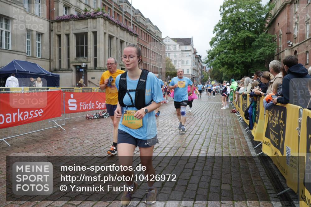 13.09.2026 - Kiel Lauf Yannick Fuchs http://msf.ph/oto/10426972 13.09.2026 11:05:38 Ziel 1491, 2365, 3352, 3421, 4979, 5888, 5909, 5954, 6162, 7899, 8334, 9480, 9589, 9747, 10599, 11618, 12012, 12233, 1186, 1476, 2070, 2142, 2308, 3122, 3159, 3284, 3421, 4262, 5002, 6447, 7386, 7716, 7860, 8124, 8949, 9605, 10003, 10133, 11094, 11160, 11341, 2959, 3475, 4058, 4148, 4153, 4764, 5187, 5526, 5756, 5925, 6668, 6823, 8323, 8498, 8879, 9016, 9279, 9757, 10386, 10557, 11049, 12133, 12649, 2093, 6393, 8149 meine-sportfotos.de