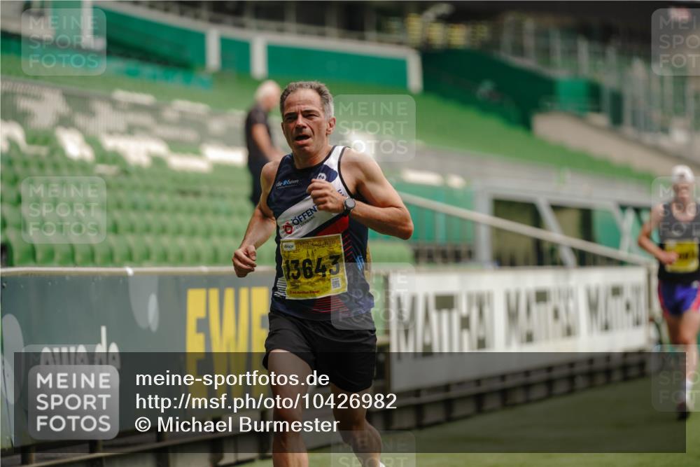13.09.2026 - 21. swb-Marathon Bremen Michael Burmester http://msf.ph/oto/10426982 13.09.2026 10:17:36 Laufen im Stadion 10597, 12272, 12457, 12458, 13501, 13504, 13510, 13515, 13517, 13522, 13542, 13543, 13547, 13554, 13561, 13567, 13569, 13571, 13572, 13576, 13579, 13582, 13602, 13603, 13604, 13623, 13630, 13635, 13643 meine-sportfotos.de