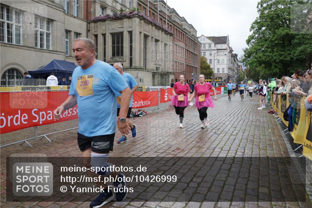 13.09.2026 - Kiel Lauf Yannick Fuchs http://msf.ph/oto/10426999 13.09.2026 11:05:40 Ziel 2365, 3352, 4979, 5888, 5909, 5954, 6162, 6668, 7899, 8498, 9480, 9589, 9747, 10386, 10599, 11618, 12012, 12233, 1186, 1476, 1491, 2070, 2308, 3122, 3159, 3284, 3421, 4262, 5002, 5909, 6447, 7386, 7716, 7860, 8124, 8334, 8949, 9605, 10133, 11094, 11160, 11341, 1359, 2959, 3475, 4058, 4148, 4153, 4392, 4764, 4980, 5187, 5526, 5756, 5925, 6307, 6823, 7942, 8295, 8323, 8452, 8879, 9016, 9279, 9757, 10557, 10830, 11049, 11218, 12133, 12356, 12649 meine-sportfotos.de