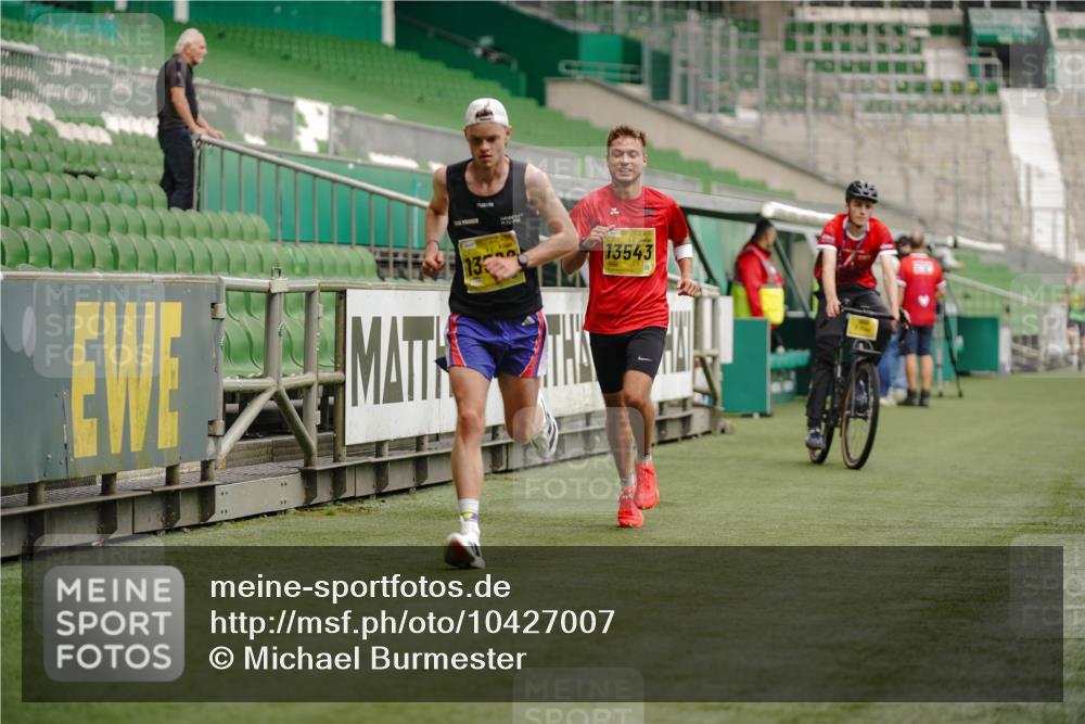 13.09.2026 - 21. swb-Marathon Bremen Michael Burmester http://msf.ph/oto/10427007 13.09.2026 10:17:38 Laufen im Stadion 10597, 12272, 12457, 12458, 13501, 13504, 13510, 13515, 13517, 13522, 13542, 13543, 13547, 13554, 13561, 13567, 13569, 13571, 13572, 13576, 13579, 13582, 13602, 13603, 13604, 13623, 13630, 13635, 13643 meine-sportfotos.de