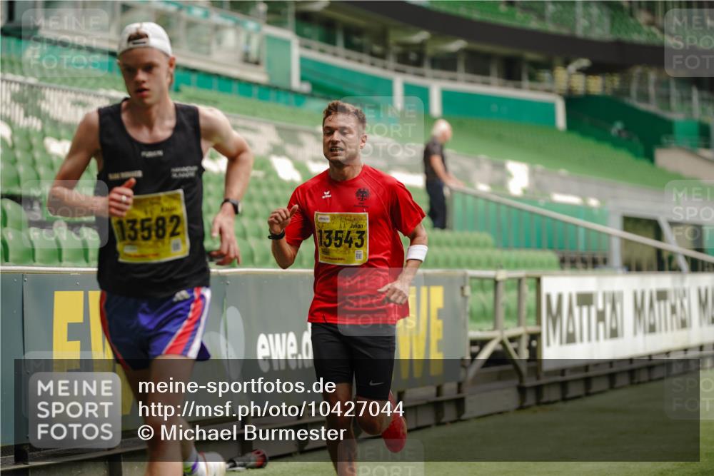 13.09.2026 - 21. swb-Marathon Bremen Michael Burmester http://msf.ph/oto/10427044 13.09.2026 10:17:41 Laufen im Stadion 10597, 12272, 12457, 12458, 13501, 13504, 13510, 13515, 13517, 13522, 13542, 13543, 13547, 13554, 13561, 13567, 13569, 13571, 13572, 13576, 13579, 13582, 13602, 13603, 13604, 13623, 13630, 13635, 13643 meine-sportfotos.de