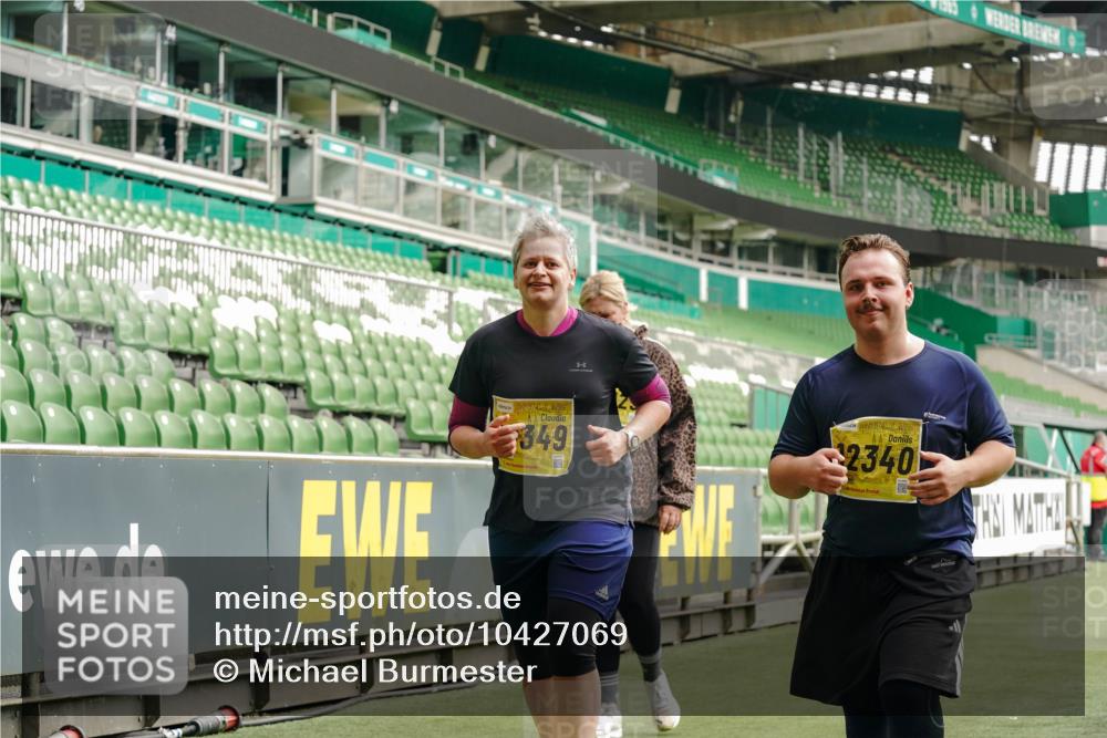 13.09.2026 - 21. swb-Marathon Bremen Michael Burmester http://msf.ph/oto/10427069 13.09.2026 10:50:41 Laufen im Stadion 10533, 10534, 10573, 10627, 10667, 10710, 11031, 11266, 11352, 11496, 11712, 11780, 11807, 12377, 12408, 12440, 12535, 10161, 10264, 10349, 10535, 10895, 10933, 10970, 11050, 11104, 11262, 11296, 11443, 11457, 11529, 11530, 11546, 11573, 11579, 11639, 11663, 11675, 11698, 11760, 12157, 12340, 12444 meine-sportfotos.de