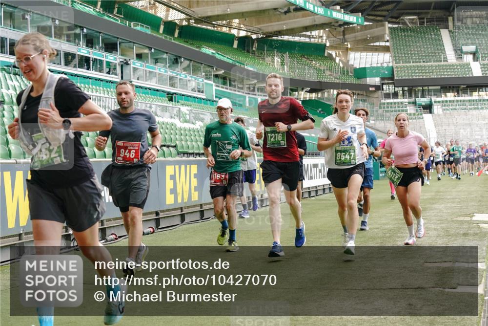 13.09.2026 - 21. swb-Marathon Bremen Michael Burmester http://msf.ph/oto/10427070 13.09.2026 13:02:23 Laufen im Stadion 150, 282, 318, 440, 531, 722, 930, 936, 946, 1006, 1014, 1067, 1163, 1250, 1436, 1448, 1460, 1582, 1611, 1896, 2033, 2047, 2062, 2276, 2292, 2345, 2364, 2370, 2378, 2421, 2491, 2513, 2561, 2627, 2638, 2666, 2668, 2779, 2900, 2987, 3013, 3044, 3114, 3163, 3164, 3187, 3248, 3258, 3294, 3334, 3372, 3374, 3375, 3392, 3460, 3496, 3526, 3527, 3576, 3585, 3603, 3667, 3721, 3806, 3852, 3893, 3938, 3970, 3983, 4000, 4077, 4133, 4506, 4558 meine-sportfotos.de