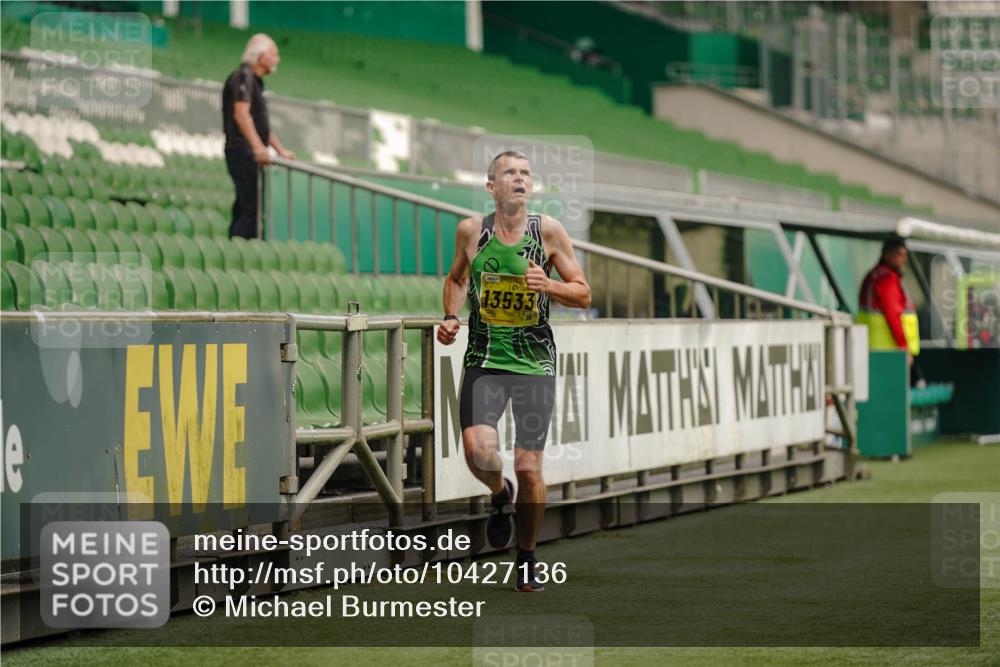 13.09.2026 - 21. swb-Marathon Bremen Michael Burmester http://msf.ph/oto/10427136 13.09.2026 10:17:52 Laufen im Stadion 10597, 12457, 12458, 13501, 13504, 13510, 13515, 13517, 13522, 13533, 13536, 13542, 13543, 13554, 13561, 13567, 13569, 13571, 13572, 13573, 13576, 13579, 13582, 13602, 13603, 13604, 13623, 13630, 13635, 13643, 13525 meine-sportfotos.de