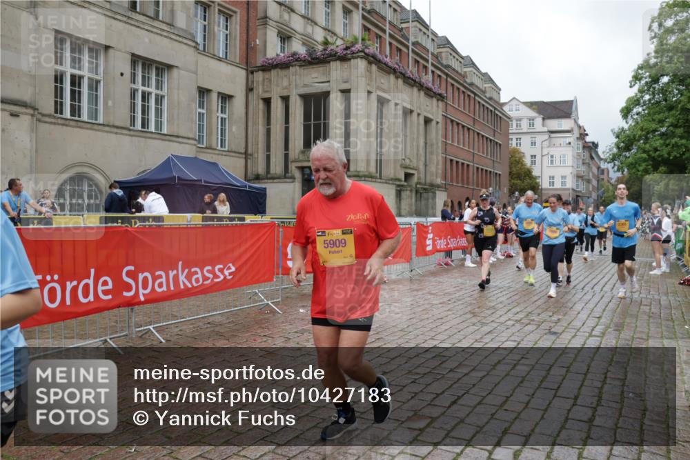13.09.2026 - Kiel Lauf Yannick Fuchs http://msf.ph/oto/10427183 13.09.2026 11:06:04 Ziel 799, 1111, 1359, 2781, 2782, 3475, 3618, 4392, 4980, 5187, 5229, 5756, 6307, 6823, 7045, 7452, 7942, 8295, 8452, 9016, 9757, 10830, 11218, 11372, 12048, 12133, 12356, 12646, 12647, 1491, 2365, 2959, 3352, 4058, 4148, 4153, 4764, 4979, 5526, 5888, 5909, 5925, 5954, 6162, 6668, 7899, 8323, 8334, 8498, 8879, 9279, 9480, 9589, 9747, 10386, 10557, 10599, 11049, 11618, 12012, 12233, 12649, 458, 560, 631, 710, 824, 2179, 3201, 3966, 4095, 4614, 8163, 8400, 9781 meine-sportfotos.de