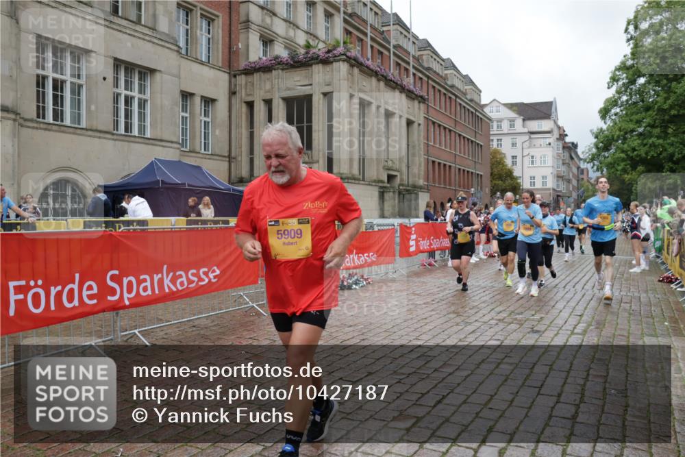 13.09.2026 - Kiel Lauf Yannick Fuchs http://msf.ph/oto/10427187 13.09.2026 11:06:04 Ziel 799, 1111, 1359, 2781, 2782, 3475, 3618, 4392, 4980, 5187, 5229, 5756, 6307, 6823, 7045, 7452, 7942, 8295, 8452, 9016, 9757, 10830, 11218, 11372, 12048, 12133, 12356, 12646, 12647, 1491, 2365, 2959, 3352, 4058, 4148, 4153, 4764, 4979, 5526, 5888, 5909, 5925, 5954, 6162, 6668, 7899, 8323, 8334, 8498, 8879, 9279, 9480, 9589, 9747, 10386, 10557, 10599, 11049, 11618, 12012, 12233, 12649, 458, 560, 631, 710, 824, 2179, 3201, 3966, 4095, 4614, 8163, 8400, 9781 meine-sportfotos.de