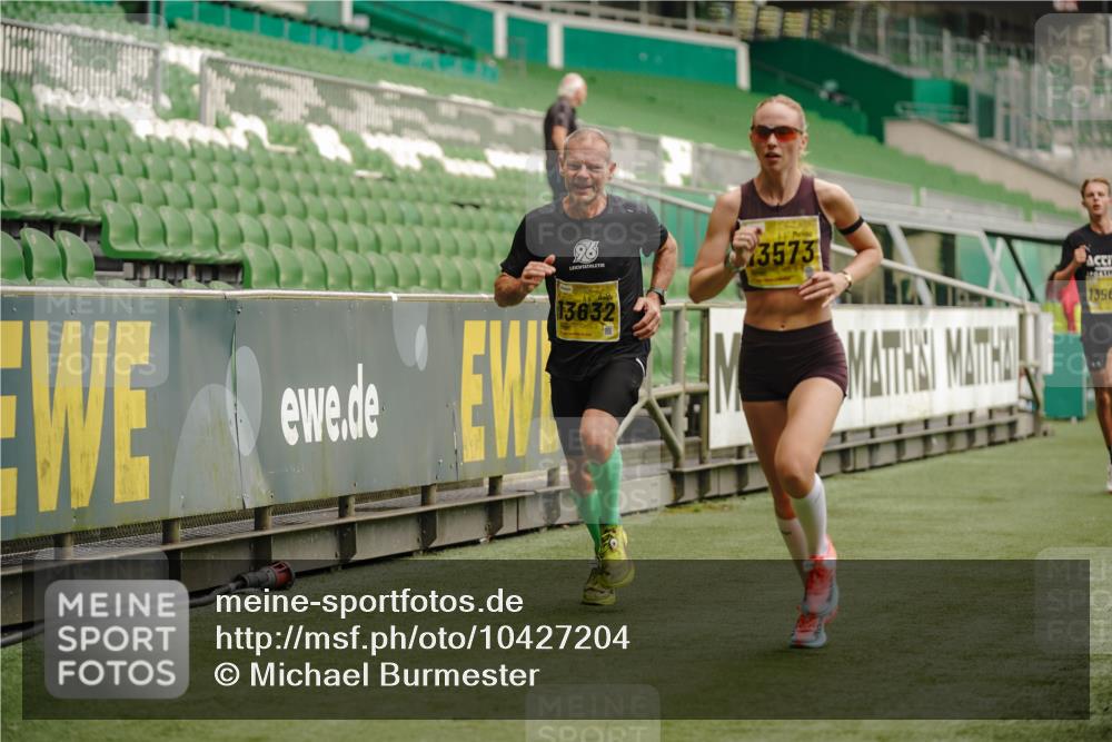 13.09.2026 - 21. swb-Marathon Bremen Michael Burmester http://msf.ph/oto/10427204 13.09.2026 10:17:58 Laufen im Stadion 10597, 12457, 12458, 13501, 13504, 13510, 13515, 13517, 13522, 13533, 13536, 13542, 13543, 13554, 13561, 13564, 13569, 13571, 13572, 13573, 13576, 13579, 13582, 13602, 13603, 13604, 13623, 13630, 13632, 13635, 13639, 13643, 13525 meine-sportfotos.de