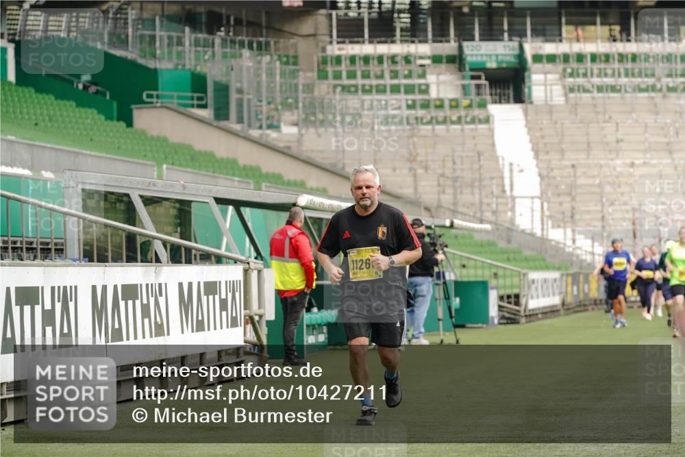 13.09.2026 - 21. swb-Marathon Bremen Michael Burmester http://msf.ph/oto/10427211 13.09.2026 10:51:03 Laufen im Stadion 10533, 10534, 10573, 10627, 10650, 10667, 10710, 10968, 11031, 11195, 11266, 11352, 11496, 11780, 11807, 12377, 12408, 12440, 12535, 10161, 10264, 10292, 10349, 10407, 10440, 10535, 10732, 10789, 10895, 10925, 10933, 10970, 11104, 11262, 11423, 11443, 11457, 11530, 11573, 11579, 11639, 11663, 11698, 12083, 12157, 12340, 12444, 12471, 12472, 12542, 12561 meine-sportfotos.de