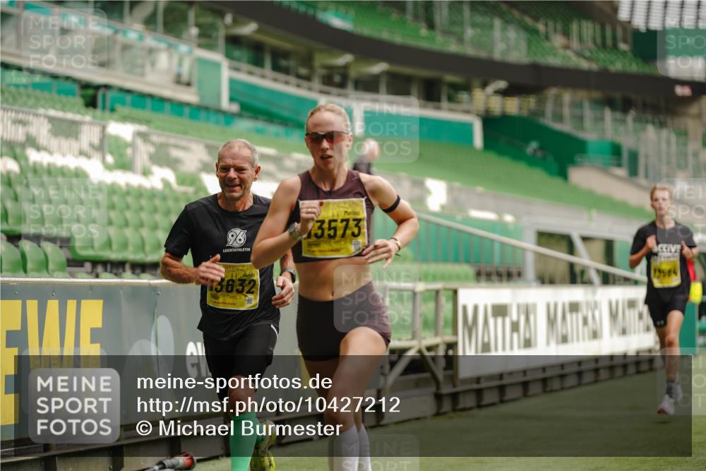 13.09.2026 - 21. swb-Marathon Bremen Michael Burmester http://msf.ph/oto/10427212 13.09.2026 10:17:59 Laufen im Stadion 10597, 12457, 12458, 13501, 13504, 13510, 13515, 13517, 13522, 13533, 13536, 13542, 13543, 13554, 13561, 13564, 13569, 13571, 13572, 13573, 13576, 13579, 13582, 13602, 13603, 13604, 13623, 13630, 13632, 13635, 13639, 13643, 13525 meine-sportfotos.de