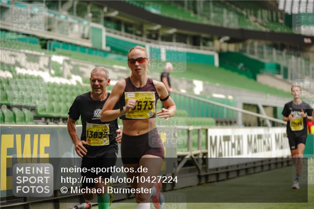 13.09.2026 - 21. swb-Marathon Bremen Michael Burmester http://msf.ph/oto/10427224 13.09.2026 10:17:59 Laufen im Stadion 10597, 12457, 12458, 13501, 13504, 13510, 13515, 13517, 13522, 13533, 13536, 13542, 13543, 13554, 13561, 13564, 13569, 13571, 13572, 13573, 13576, 13579, 13582, 13602, 13603, 13604, 13623, 13630, 13632, 13635, 13639, 13643, 13525 meine-sportfotos.de