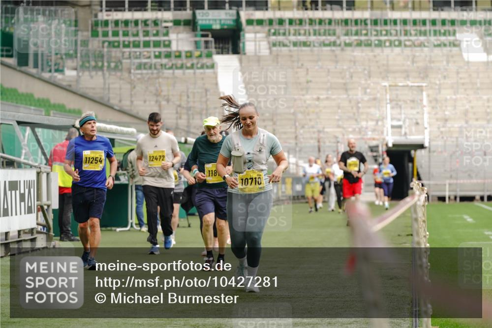 13.09.2026 - 21. swb-Marathon Bremen Michael Burmester http://msf.ph/oto/10427281 13.09.2026 10:51:26 Laufen im Stadion 10387, 10533, 10534, 10573, 10627, 10650, 10667, 10968, 11025, 11031, 11161, 11195, 11266, 11341, 11352, 11496, 11538, 11780, 11807, 12377, 12408, 12535, 12546, 10264, 10292, 10349, 10407, 10440, 10732, 10789, 10925, 10933, 11104, 11262, 11423, 11443, 11541, 11573, 11579, 11639, 11663, 11698, 11980, 12083, 12157, 12340, 12444, 12471, 12472, 12542, 12561 meine-sportfotos.de