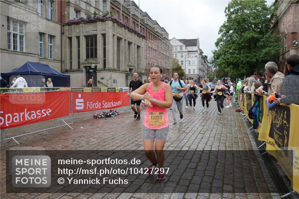 13.09.2026 - Kiel Lauf Yannick Fuchs http://msf.ph/oto/10427297 13.09.2026 11:06:17 Ziel 458, 631, 710, 824, 2179, 3201, 3966, 4095, 5403, 5435, 6124, 6125, 6754, 8163, 8299, 8400, 8429, 9781, 10143, 10329, 10537, 10841, 11028, 11029, 12686, 799, 1111, 1359, 2781, 2782, 2959, 3475, 3618, 4058, 4148, 4153, 4392, 4764, 4980, 5187, 5229, 5526, 5756, 5925, 6307, 6668, 6823, 7045, 7452, 7942, 8295, 8323, 8452, 8498, 8879, 9016, 9279, 9757, 10386, 10557, 10830, 11049, 11218, 11372, 12048, 12133, 12233, 12356, 12646, 12647, 12649, 219, 560, 4614, 5141 meine-sportfotos.de
