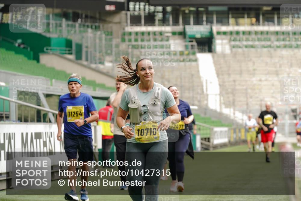 13.09.2026 - 21. swb-Marathon Bremen Michael Burmester http://msf.ph/oto/10427315 13.09.2026 10:51:30 Laufen im Stadion 10387, 10533, 10534, 10573, 10627, 10650, 10667, 10967, 10968, 11025, 11031, 11161, 11195, 11266, 11341, 11352, 11496, 11538, 11780, 11807, 12377, 12408, 12535, 12546, 10264, 10292, 10349, 10407, 10440, 10732, 10789, 10925, 10933, 11104, 11262, 11423, 11443, 11541, 11639, 11663, 11698, 11980, 12083, 12157, 12340, 12444, 12471, 12472, 12542, 12561 meine-sportfotos.de