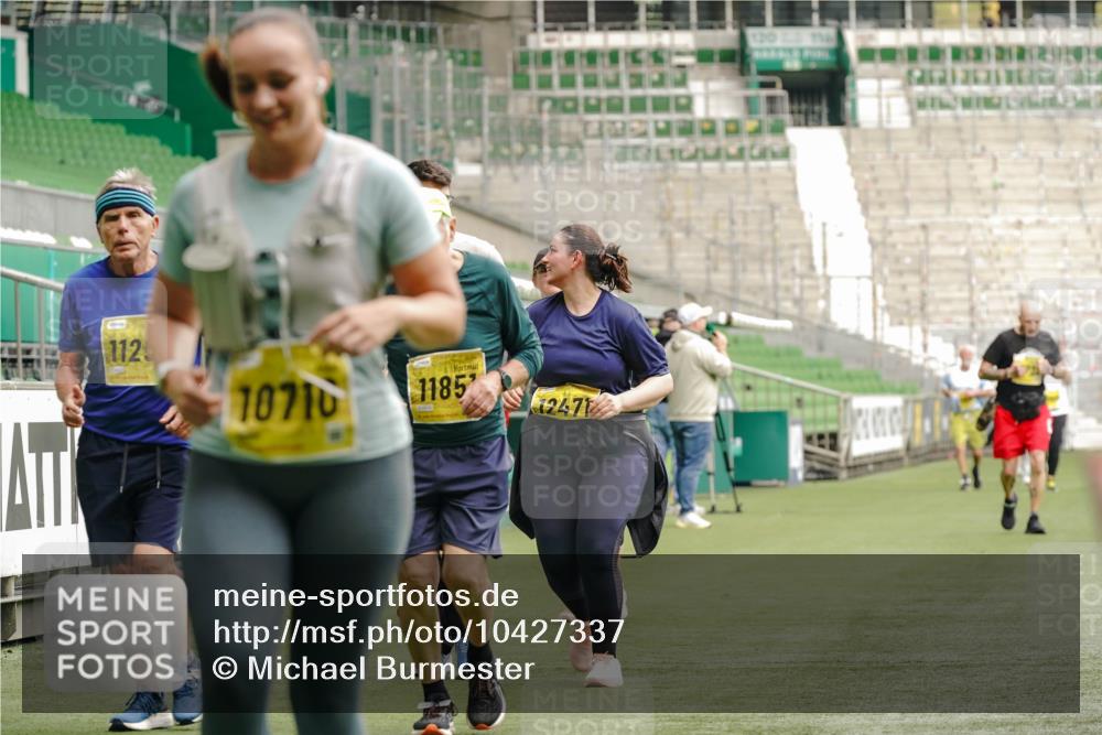 13.09.2026 - 21. swb-Marathon Bremen Michael Burmester http://msf.ph/oto/10427337 13.09.2026 10:51:33 Laufen im Stadion 10387, 10533, 10534, 10573, 10627, 10650, 10667, 10967, 10968, 11017, 11025, 11031, 11161, 11195, 11266, 11341, 11352, 11496, 11538, 11807, 12377, 12408, 12535, 12546, 10264, 10292, 10349, 10407, 10440, 10732, 10789, 10925, 10933, 11104, 11262, 11423, 11443, 11541, 11639, 11663, 11698, 11980, 12083, 12157, 12340, 12444, 12471, 12472, 12542, 12561 meine-sportfotos.de