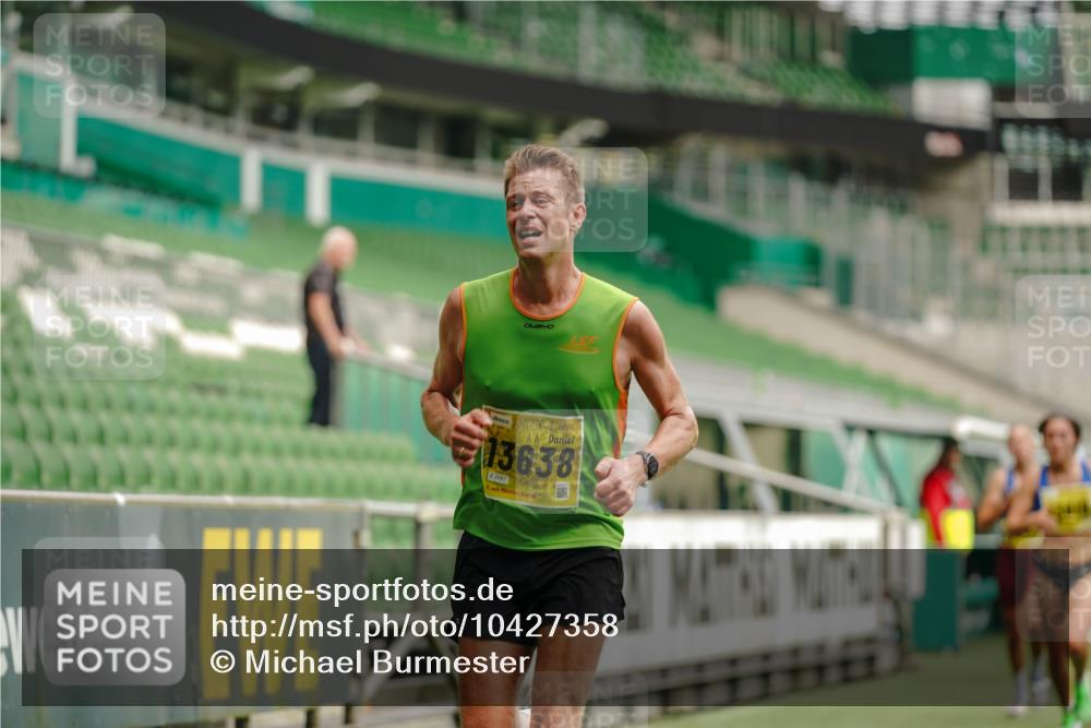 13.09.2026 - 21. swb-Marathon Bremen Michael Burmester http://msf.ph/oto/10427358 13.09.2026 10:18:06 Laufen im Stadion 12457, 12458, 13504, 13510, 13517, 13522, 13533, 13534, 13536, 13542, 13543, 13554, 13561, 13564, 13569, 13571, 13572, 13573, 13576, 13579, 13582, 13599, 13602, 13603, 13604, 13618, 13623, 13630, 13632, 13638, 13639, 13643, 13525 meine-sportfotos.de