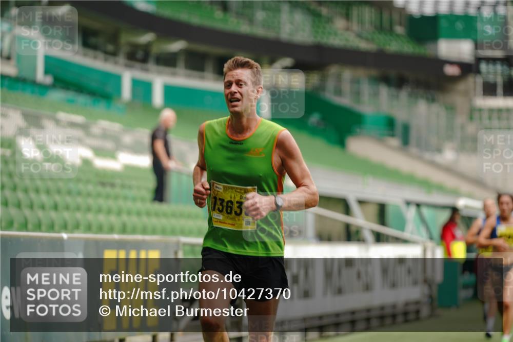 13.09.2026 - 21. swb-Marathon Bremen Michael Burmester http://msf.ph/oto/10427370 13.09.2026 10:18:06 Laufen im Stadion 12457, 12458, 13504, 13510, 13517, 13522, 13533, 13534, 13536, 13542, 13543, 13554, 13561, 13564, 13569, 13571, 13572, 13573, 13576, 13579, 13582, 13599, 13602, 13603, 13604, 13618, 13623, 13630, 13632, 13638, 13639, 13643, 13525 meine-sportfotos.de