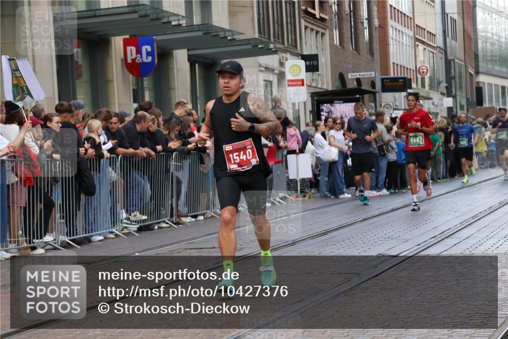 13.09.2026 - 21. swb-Marathon Bremen Strokosch-Dieckow http://msf.ph/oto/10427376 13.09.2026 13:07:15 Ziel 819, 2135, 2706, 3043, 3118, 4743, 4990, 5570, 5976, 7558, 7803, 8060, 8098, 8467, 8611, 8737, 9035, 9356, 749, 1540, 1863, 3118, 3794, 3973, 4808, 6053, 7636, 7876, 8980, 9708, 9927 meine-sportfotos.de