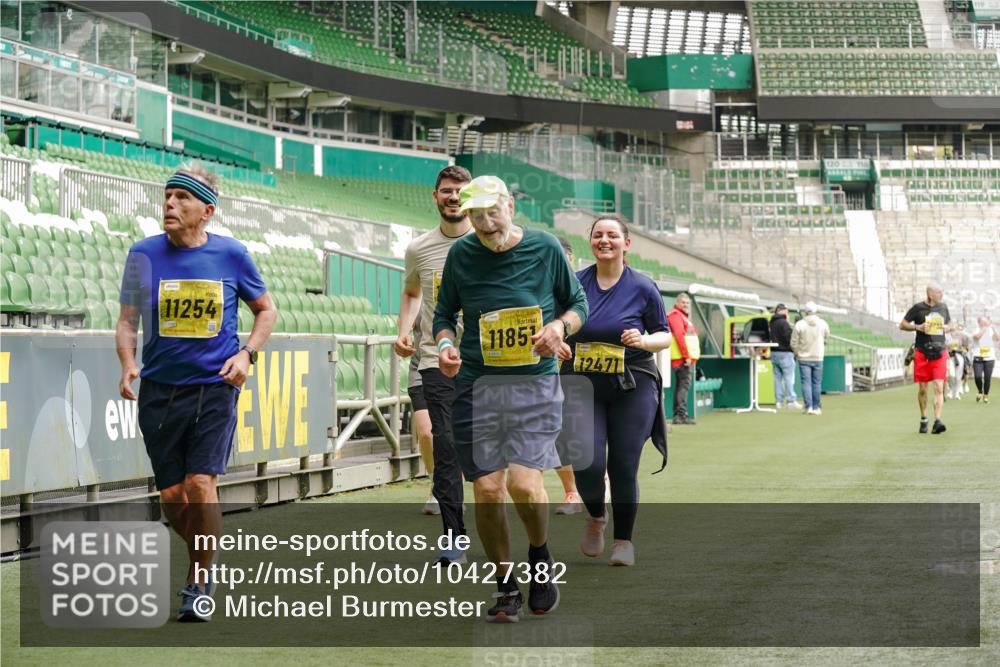 13.09.2026 - 21. swb-Marathon Bremen Michael Burmester http://msf.ph/oto/10427382 13.09.2026 10:51:37 Laufen im Stadion 10387, 10533, 10534, 10573, 10627, 10650, 10667, 10967, 10968, 11017, 11025, 11161, 11195, 11266, 11341, 11352, 11444, 11496, 11538, 11807, 12377, 12408, 12535, 12546, 10264, 10292, 10349, 10407, 10440, 10732, 10789, 10925, 11104, 11262, 11423, 11443, 11541, 11663, 11698, 11980, 12083, 12157, 12340, 12444, 12471, 12472, 12542, 12561 meine-sportfotos.de
