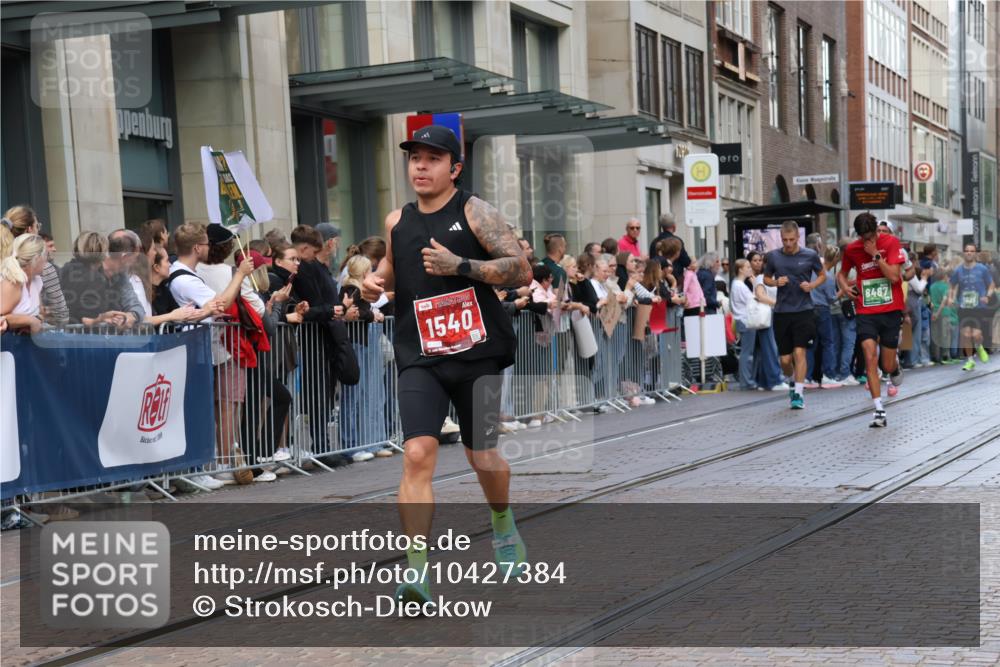 13.09.2026 - 21. swb-Marathon Bremen Strokosch-Dieckow http://msf.ph/oto/10427384 13.09.2026 13:07:15 Ziel 819, 2135, 2706, 3043, 3118, 4743, 4990, 5570, 5976, 7558, 7803, 8060, 8098, 8467, 8611, 8737, 9035, 9356, 749, 1540, 1863, 3118, 3794, 3973, 4808, 6053, 7636, 7876, 8980, 9708, 9927 meine-sportfotos.de