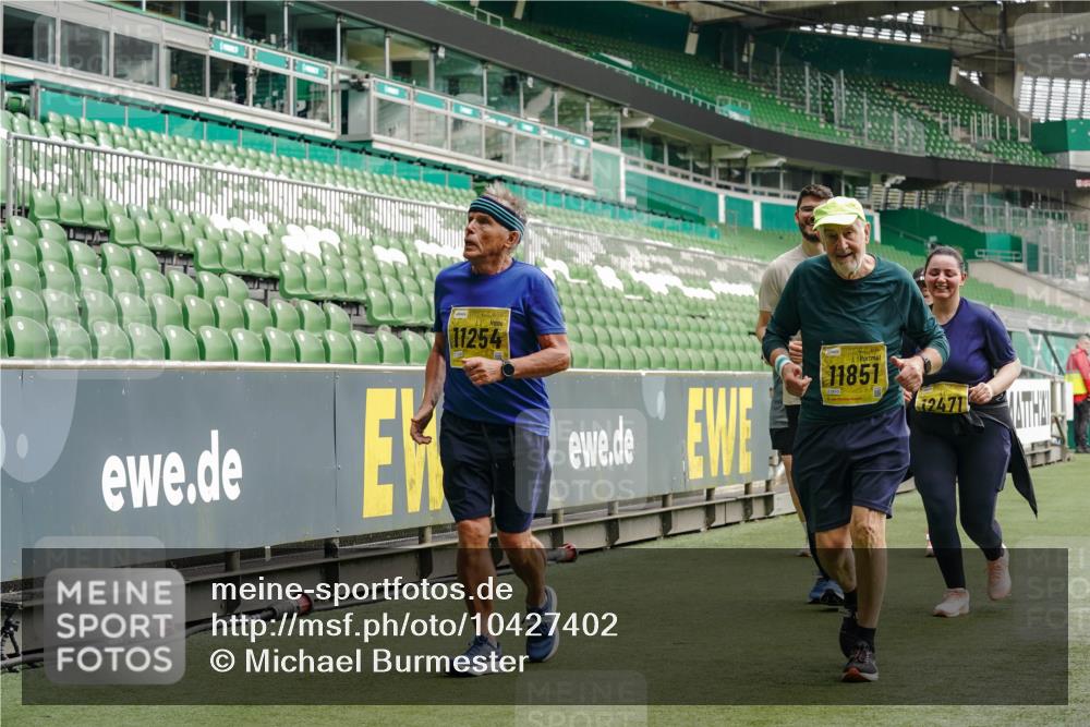 13.09.2026 - 21. swb-Marathon Bremen Michael Burmester http://msf.ph/oto/10427402 13.09.2026 10:51:38 Laufen im Stadion 10387, 10533, 10534, 10573, 10627, 10650, 10667, 10967, 10968, 11017, 11025, 11161, 11195, 11266, 11341, 11352, 11444, 11496, 11538, 11807, 12377, 12408, 12535, 12546, 10264, 10292, 10349, 10407, 10440, 10732, 10789, 10925, 11104, 11262, 11423, 11443, 11541, 11663, 11698, 11980, 12083, 12157, 12340, 12444, 12471, 12472, 12542, 12561 meine-sportfotos.de