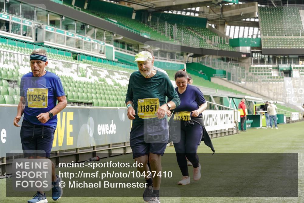 13.09.2026 - 21. swb-Marathon Bremen Michael Burmester http://msf.ph/oto/10427410 13.09.2026 10:51:39 Laufen im Stadion 10387, 10533, 10534, 10573, 10627, 10650, 10967, 10968, 11017, 11025, 11161, 11195, 11266, 11341, 11352, 11444, 11496, 11538, 11807, 12377, 12408, 12535, 12546, 10264, 10292, 10349, 10407, 10440, 10732, 10789, 10925, 11104, 11262, 11423, 11443, 11541, 11663, 11698, 11980, 12083, 12157, 12340, 12444, 12471, 12472, 12542, 12561 meine-sportfotos.de