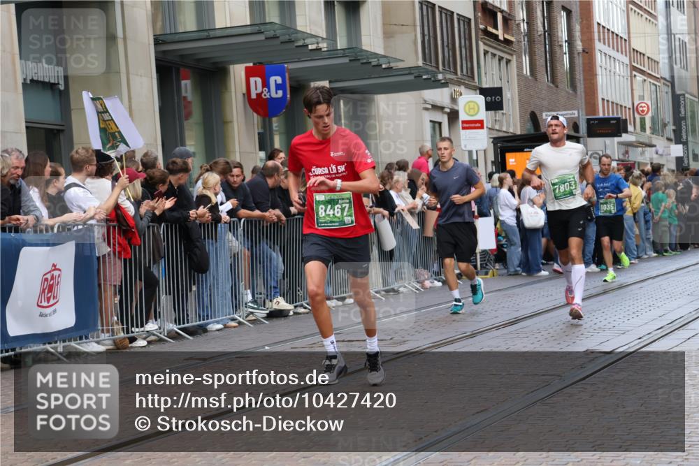 13.09.2026 - 21. swb-Marathon Bremen Strokosch-Dieckow http://msf.ph/oto/10427420 13.09.2026 13:07:18 Ziel 819, 969, 2135, 2706, 4743, 4852, 4990, 5570, 5976, 7558, 7803, 8060, 8098, 8467, 8611, 8737, 9035, 9356, 1540, 1863, 3043, 3118, 3794, 3973, 4808, 6053, 7636, 7876, 8980, 9708, 9927 meine-sportfotos.de