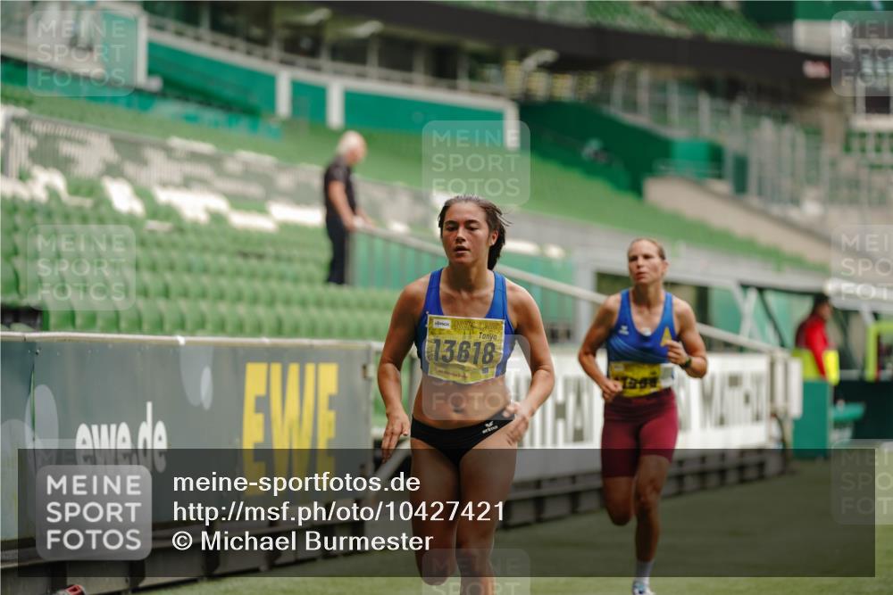 13.09.2026 - 21. swb-Marathon Bremen Michael Burmester http://msf.ph/oto/10427421 13.09.2026 10:18:09 Laufen im Stadion 12457, 12458, 13504, 13510, 13517, 13522, 13533, 13534, 13536, 13542, 13543, 13554, 13561, 13564, 13569, 13571, 13572, 13573, 13576, 13579, 13582, 13599, 13602, 13603, 13604, 13618, 13623, 13630, 13632, 13638, 13639, 13643, 13525 meine-sportfotos.de