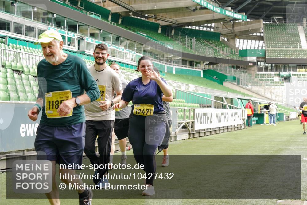 13.09.2026 - 21. swb-Marathon Bremen Michael Burmester http://msf.ph/oto/10427432 13.09.2026 10:51:41 Laufen im Stadion 10387, 10533, 10534, 10573, 10627, 10650, 10967, 10968, 11017, 11025, 11161, 11195, 11266, 11341, 11352, 11444, 11496, 11538, 11807, 12377, 12408, 12535, 12546, 10264, 10292, 10349, 10407, 10440, 10732, 10754, 10789, 10925, 11104, 11262, 11423, 11443, 11541, 11663, 11698, 11980, 12083, 12157, 12340, 12444, 12471, 12472, 12542, 12561 meine-sportfotos.de