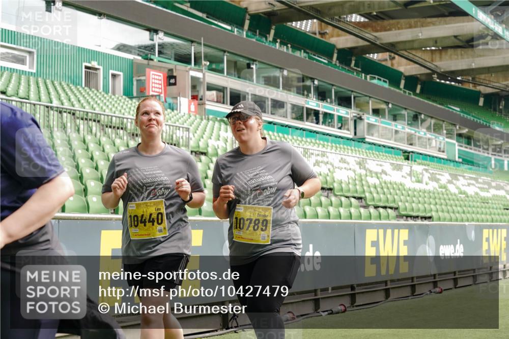 13.09.2026 - 21. swb-Marathon Bremen Michael Burmester http://msf.ph/oto/10427479 13.09.2026 10:51:43 Laufen im Stadion 10387, 10533, 10534, 10573, 10627, 10650, 10967, 10968, 11017, 11025, 11161, 11195, 11266, 11341, 11352, 11444, 11496, 11538, 11807, 12377, 12408, 12535, 12546, 10264, 10292, 10407, 10413, 10440, 10732, 10754, 10789, 10925, 11104, 11262, 11423, 11443, 11541, 11663, 11698, 11980, 12083, 12157, 12340, 12444, 12471, 12472, 12542, 12561 meine-sportfotos.de