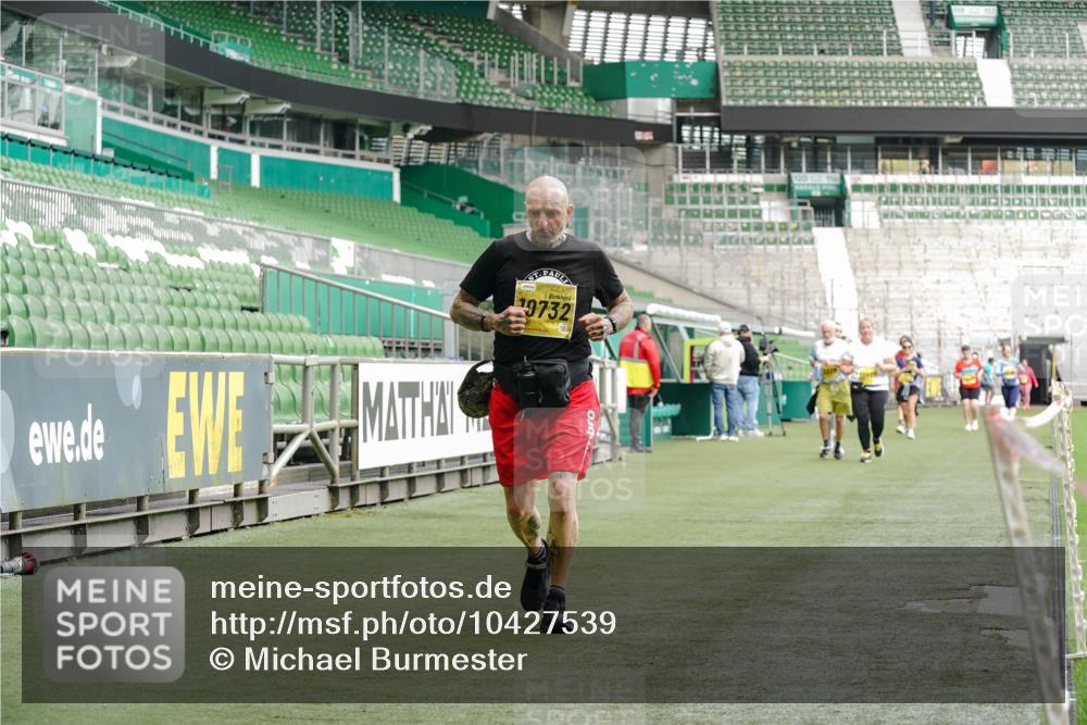 13.09.2026 - 21. swb-Marathon Bremen Michael Burmester http://msf.ph/oto/10427539 13.09.2026 10:51:50 Laufen im Stadion 10387, 10533, 10534, 10573, 10650, 10967, 10968, 11017, 11025, 11161, 11195, 11341, 11352, 11444, 11496, 11538, 11807, 12377, 12408, 12535, 12546, 10264, 10292, 10407, 10413, 10440, 10732, 10754, 10789, 10925, 11104, 11254, 11262, 11423, 11443, 11541, 11663, 11698, 11851, 11942, 11980, 12083, 12157, 12340, 12444, 12471, 12472, 12542, 12561 meine-sportfotos.de