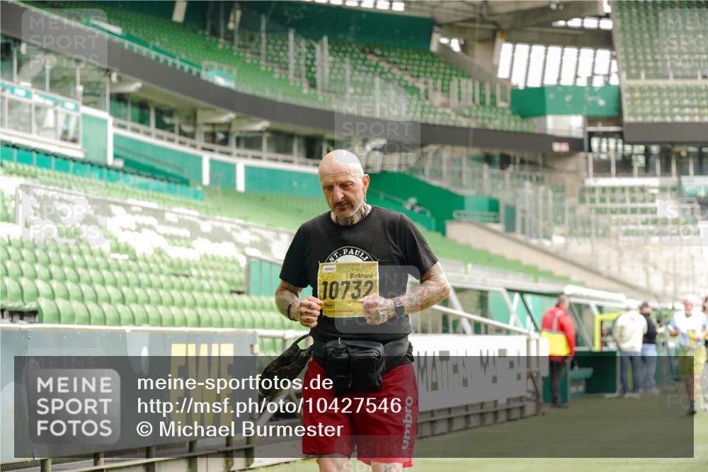 13.09.2026 - 21. swb-Marathon Bremen Michael Burmester http://msf.ph/oto/10427546 13.09.2026 10:51:51 Laufen im Stadion 10387, 10533, 10534, 10573, 10650, 10967, 10968, 11017, 11025, 11161, 11195, 11341, 11352, 11444, 11496, 11538, 11807, 12377, 12408, 12535, 12546, 10264, 10292, 10407, 10413, 10440, 10732, 10754, 10789, 10925, 11104, 11254, 11262, 11423, 11443, 11541, 11663, 11698, 11851, 11942, 11980, 12083, 12157, 12340, 12444, 12471, 12472, 12542, 12561 meine-sportfotos.de