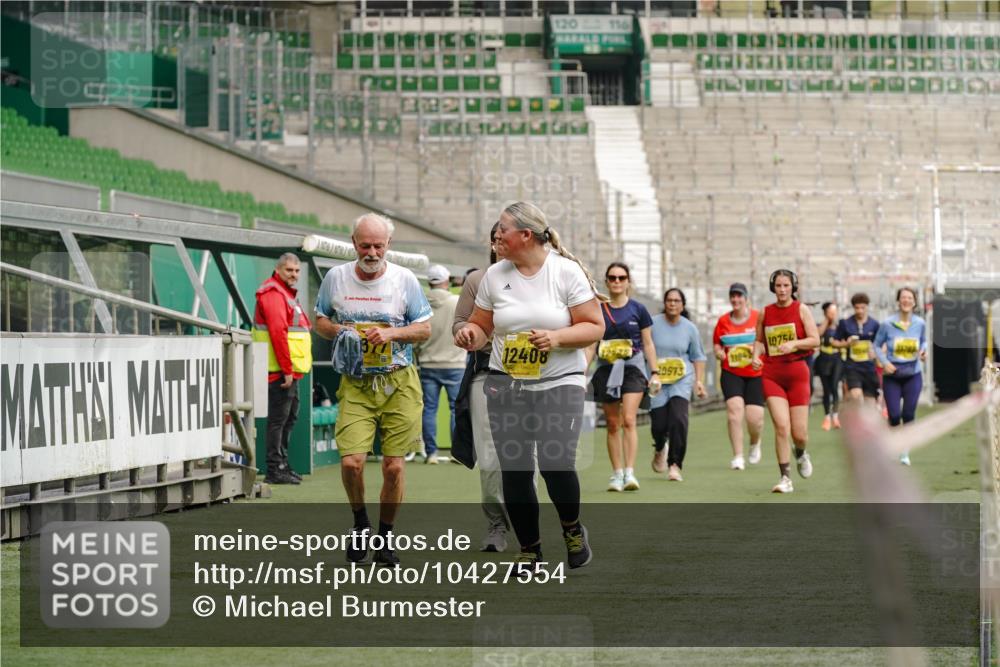 13.09.2026 - 21. swb-Marathon Bremen Michael Burmester http://msf.ph/oto/10427554 13.09.2026 10:51:58 Laufen im Stadion 10317, 10387, 10533, 10534, 10573, 10650, 10967, 10968, 11017, 11025, 11161, 11195, 11341, 11352, 11444, 11496, 11538, 11807, 12377, 12408, 12535, 12546, 10264, 10292, 10407, 10413, 10440, 10732, 10754, 10789, 10925, 11104, 11254, 11262, 11423, 11443, 11541, 11663, 11698, 11851, 11942, 11980, 12083, 12157, 12340, 12444, 12471, 12472, 12542, 12561 meine-sportfotos.de