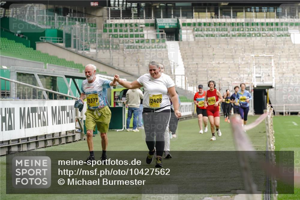 13.09.2026 - 21. swb-Marathon Bremen Michael Burmester http://msf.ph/oto/10427562 13.09.2026 10:51:59 Laufen im Stadion 10317, 10387, 10533, 10534, 10573, 10650, 10967, 10968, 11017, 11025, 11161, 11195, 11341, 11352, 11444, 11496, 11538, 11807, 12377, 12408, 12535, 12546, 10264, 10292, 10407, 10413, 10440, 10732, 10754, 10789, 10925, 11104, 11254, 11262, 11423, 11443, 11541, 11663, 11698, 11851, 11942, 11980, 12083, 12157, 12340, 12444, 12471, 12472, 12542, 12561 meine-sportfotos.de