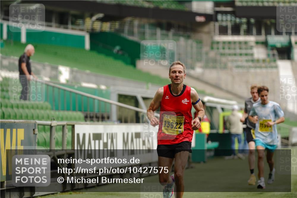 13.09.2026 - 21. swb-Marathon Bremen Michael Burmester http://msf.ph/oto/10427575 13.09.2026 10:18:20 Laufen im Stadion 11652, 12457, 12458, 13504, 13510, 13522, 13533, 13534, 13536, 13542, 13543, 13550, 13554, 13561, 13564, 13569, 13571, 13572, 13573, 13576, 13579, 13581, 13582, 13599, 13602, 13603, 13604, 13618, 13622, 13630, 13632, 13638, 13639, 13643, 13525, 13627 meine-sportfotos.de