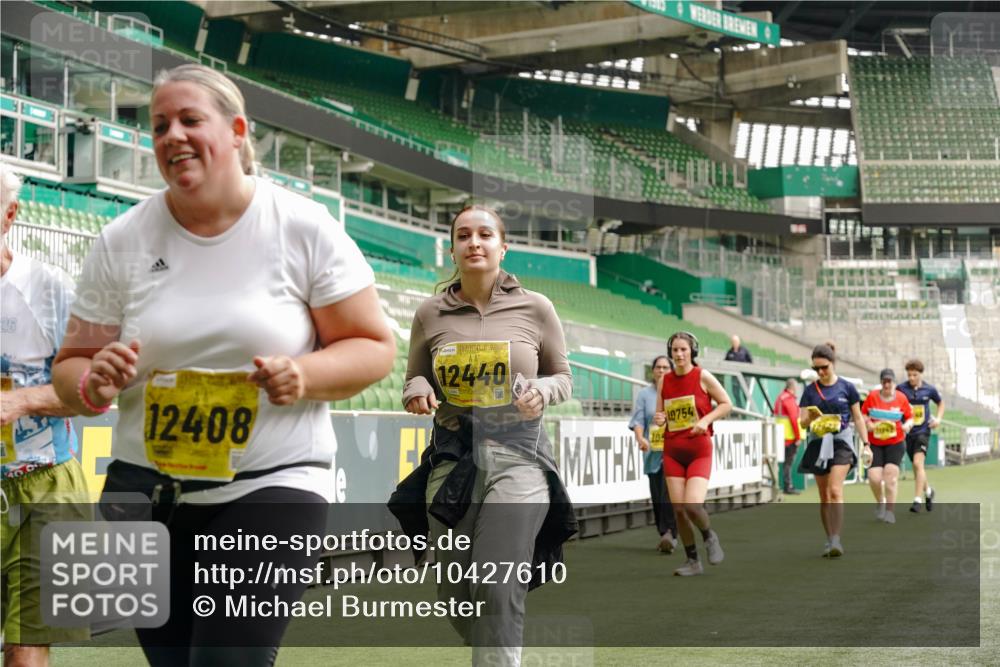 13.09.2026 - 21. swb-Marathon Bremen Michael Burmester http://msf.ph/oto/10427610 13.09.2026 10:52:09 Laufen im Stadion 10317, 10387, 10533, 10534, 10573, 10650, 10967, 10968, 11017, 11025, 11161, 11195, 11341, 11352, 11444, 11496, 11538, 11807, 12377, 12408, 12535, 12546, 10264, 10292, 10407, 10413, 10440, 10732, 10754, 10789, 10925, 11104, 11254, 11262, 11423, 11443, 11541, 11663, 11698, 11712, 11851, 11942, 11980, 12083, 12340, 12444, 12471, 12472, 12542, 12561 meine-sportfotos.de