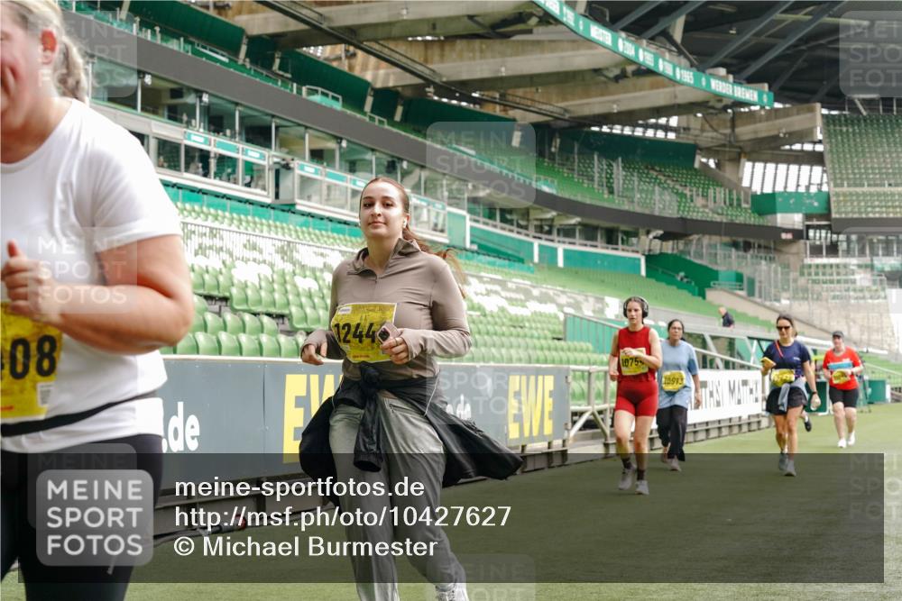 13.09.2026 - 21. swb-Marathon Bremen Michael Burmester http://msf.ph/oto/10427627 13.09.2026 10:52:10 Laufen im Stadion 10317, 10387, 10533, 10534, 10573, 10650, 10967, 10968, 11017, 11025, 11161, 11195, 11341, 11352, 11444, 11496, 11538, 11807, 12377, 12408, 12535, 12546, 10264, 10292, 10407, 10413, 10440, 10732, 10754, 10789, 10925, 11104, 11254, 11262, 11423, 11443, 11541, 11663, 11698, 11712, 11851, 11942, 11980, 12083, 12340, 12444, 12471, 12472, 12542, 12561 meine-sportfotos.de