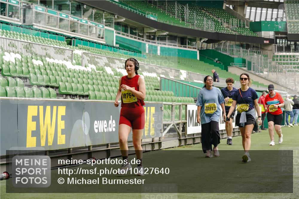 13.09.2026 - 21. swb-Marathon Bremen Michael Burmester http://msf.ph/oto/10427640 13.09.2026 10:52:12 Laufen im Stadion 10317, 10387, 10533, 10534, 10573, 10650, 10967, 10968, 11017, 11025, 11161, 11195, 11341, 11352, 11444, 11496, 11538, 11807, 12377, 12408, 12535, 12546, 10264, 10292, 10407, 10413, 10440, 10732, 10754, 10789, 10925, 11104, 11254, 11262, 11423, 11443, 11541, 11663, 11698, 11712, 11851, 11942, 11980, 12083, 12340, 12444, 12471, 12472, 12542, 12561 meine-sportfotos.de