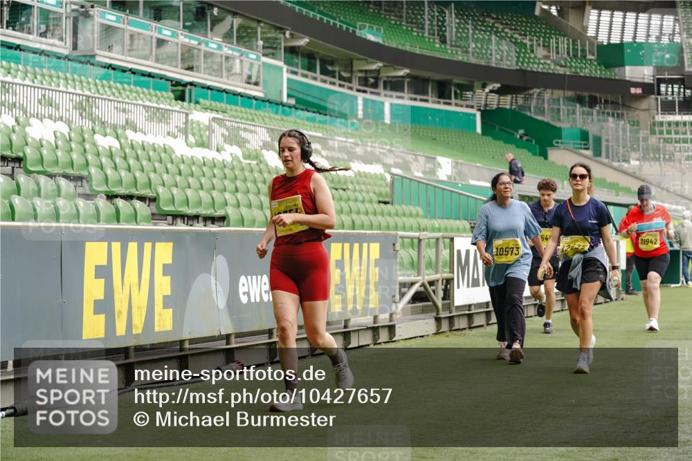 13.09.2026 - 21. swb-Marathon Bremen Michael Burmester http://msf.ph/oto/10427657 13.09.2026 10:52:12 Laufen im Stadion 10317, 10387, 10533, 10534, 10573, 10650, 10967, 10968, 11017, 11025, 11161, 11195, 11341, 11352, 11444, 11496, 11538, 11807, 12377, 12408, 12535, 12546, 10264, 10292, 10407, 10413, 10440, 10732, 10754, 10789, 10925, 11104, 11254, 11262, 11423, 11443, 11541, 11663, 11698, 11712, 11851, 11942, 11980, 12083, 12340, 12444, 12471, 12472, 12542, 12561 meine-sportfotos.de