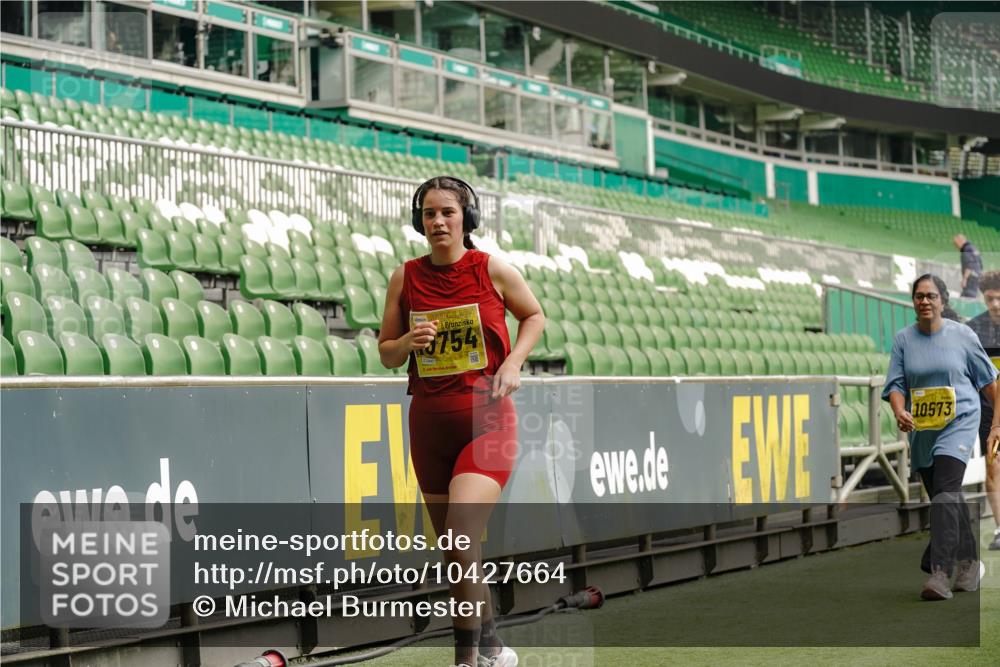 13.09.2026 - 21. swb-Marathon Bremen Michael Burmester http://msf.ph/oto/10427664 13.09.2026 10:52:13 Laufen im Stadion 10317, 10387, 10533, 10534, 10573, 10650, 10967, 10968, 11017, 11025, 11161, 11195, 11341, 11352, 11444, 11496, 11538, 11807, 12377, 12408, 12535, 12546, 10264, 10292, 10407, 10413, 10440, 10732, 10754, 10789, 10925, 11104, 11254, 11262, 11423, 11443, 11541, 11663, 11698, 11712, 11851, 11942, 11980, 12083, 12340, 12444, 12471, 12472, 12542, 12561 meine-sportfotos.de