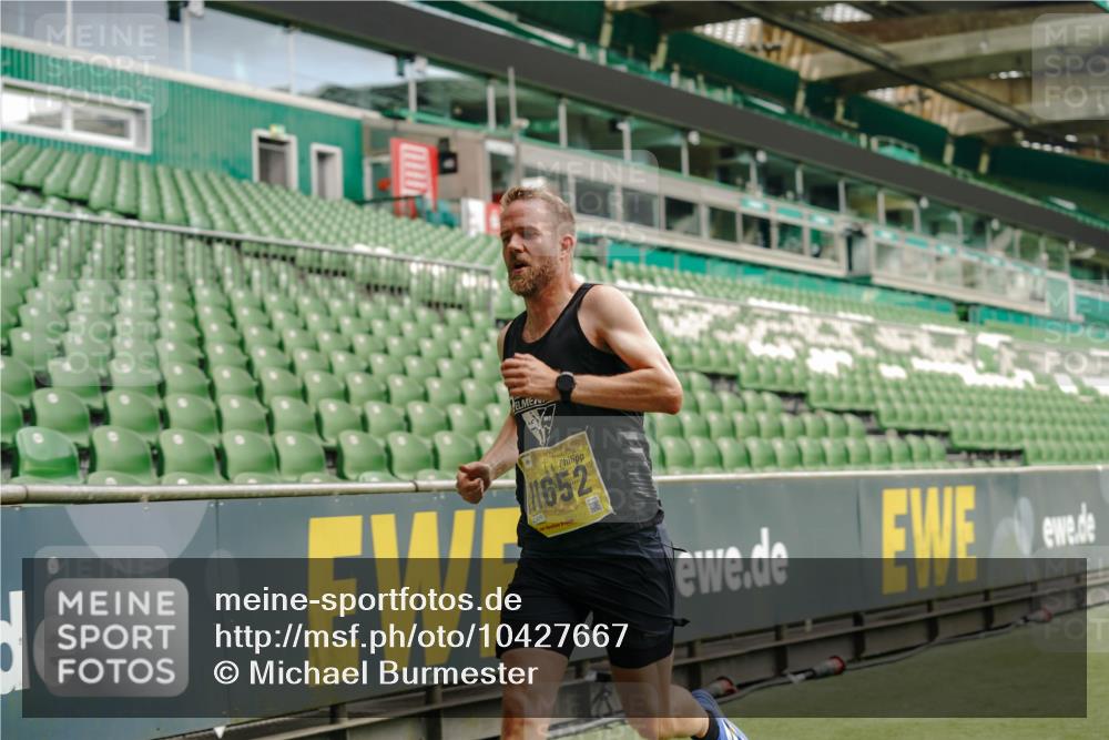13.09.2026 - 21. swb-Marathon Bremen Michael Burmester http://msf.ph/oto/10427667 13.09.2026 10:18:33 Laufen im Stadion 10475, 11481, 11652, 12457, 12458, 13504, 13522, 13533, 13534, 13536, 13543, 13550, 13554, 13561, 13564, 13569, 13571, 13572, 13573, 13576, 13581, 13582, 13599, 13602, 13603, 13604, 13618, 13622, 13630, 13632, 13638, 13639, 13643, 13525, 13627 meine-sportfotos.de